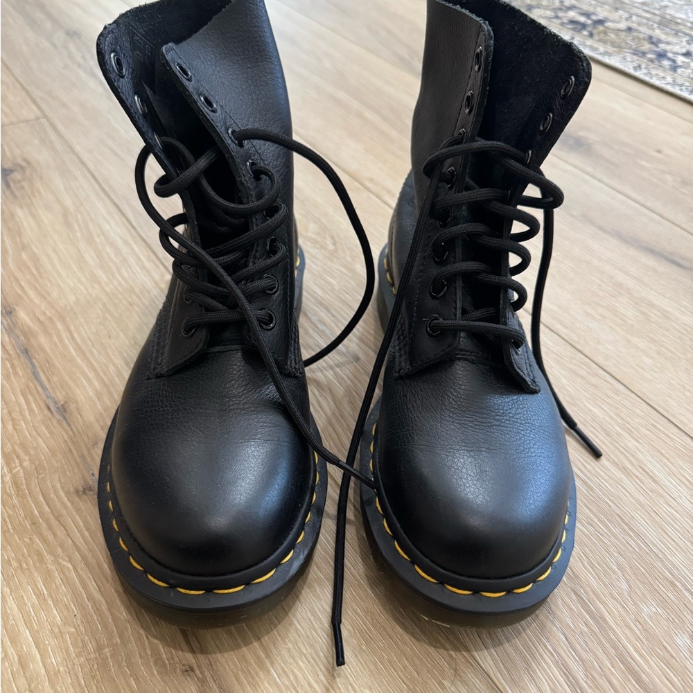 Dr. Martens pascal boots. Brand new in box. Fits woman’s size 7 - Picture 2 of 6